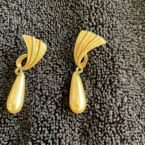 Vintage faux pearl drop earrings
